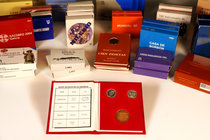 Gran lote con 52 estuches en plata conmemorativos. Serie Barcelona ´92 (7) 2000 pesetas, Las últimas pesetas en plata con libro original, 8 reales (3)...