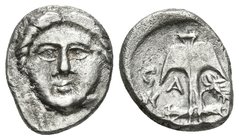 APOLLONIA PONTIKA, Thracia. Dióbolo. 410-341 a.C. A/ Gorgona. R/ Ancla, a izquierda A y a derecha cangrejo de río, en el campo izquierdo C W. SNG BM B...