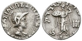 BAKTRIA. Menander I Soter. Dracma. 155-130 a.C. Indo-Grecia. A/ Busto drapeado con coraza y casco con penacho a derecha, alrededor leyenda griega. R/ ...