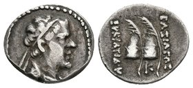 BAKTRIA. Eukratides I Megas. Obolo. 170-145 a.C. Indo-Grecia. A/ Busto diademado y drapeado a derecha, alrededor leyenda griega. R/ Gorros de los Dios...
