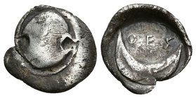 BOIOTIA, Thespiai. Obolo. Primera mitad del siglo IV a.C. A/ Escudo boiotiano. R/ TS encima de media luna abierta hacia arriba. BCD Boiotia 598 ff. Ar...