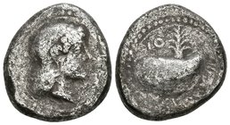 CAMPANIA, Cumae. Didracma. 460-450 a.C. A/ Cabeza de ¿Kyme? a derecha, con diadema de perlas y collar. R/ Mejillón, encima palma, alrededor KVMAION re...
