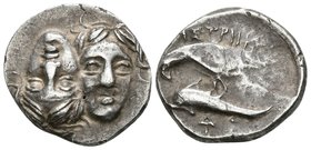 ISTROS, Moesia. 400-350 a.C. A/ Dos cabezas de jóvenes masculinos enfrentados ¿Dióscuros?, una junto a la otra en posición vertical invertidas. R/ Agu...