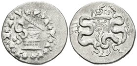 MYSIA, Pergamon. Cistophoro. 135-128 a.C. A/ Cista mística con una serpiente, rodeada de corona de yedra. R/ Dos serpientes entrelazadas alrededor de ...
