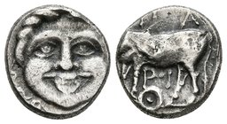 MYSIA, Parión. Hemidracma. Siglo IV a.C. A/ Toro a izquierda con cabeza vuelta a derecha, encima nA-RI, debajo círculo con punto en el centro. R/ Gorg...