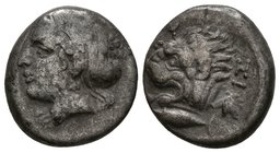 MYSIA, Kyzikos. Dracma. 390-340 a.C. A/ Cabeza de Kore Soteira a izquierda con sphendone. R/ Cabeza de león a izquierda; a la derecha monograma y deba...