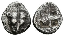 PANTIKAPAION, Bosporos. Obolo. 480-470 a.C. A/ Cabeza de león de frente. R/ Cuatripartito incuso. SNG BM Black Sea 837. Ar. 0,64g. MBC-.
