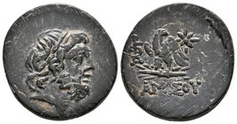 PONTOS, Amisos. Ae23. Tiempos de Mithradates VI. 120-85 a.C. A/ Cabeza laureada de Zeus a derecha. R/ Aguila estante a izquierda sobre rayo con la cab...