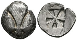 SELINOS, Sicilia. Didracma. 540-515 a.C. A/ Hoja de selinon. R/ Cuadrado incuso dividido en diez secciones. SNG ANS 676; SNG München 876; Jameson 717....