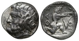 THASOS, Thracia. Dracma. 411-340 a.C. A/ Cabeza de Dionisos a izquierda con corona de hiedra y fruta. R/ Herakles con piel de león, arrodillado a dere...