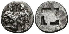 THASOS, Thracia. Estátera. 500-480 a.C. A/ Sátiro itifálico avanzando a derecha y sosteniendo a Ninfa en sus brazos. R/ Cuadripartito incuso. SNG Cope...