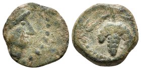 LIXUS. Ae. 50-1 a.C. Mauretania. A/ Cabeza de Chusor-Phat a derecha con gorro adornado con cuerda. R/ Racimo de uvas en vid. MAA 168; Mazard 633; SNG ...