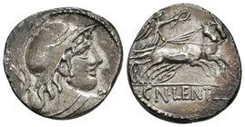 CN. LENTULUS CLODIANUS. Denario. 88 a.C. Roma. A/ Busto de Marte con casco a derecha visto desde atrás. R/ Victoria en biga a derecha, llevando las ri...
