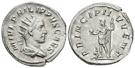 FILIPO II. Antoniniano. 244-246 d.C. Roma. A/ Busto radiado y drapeado con coraza a derecha. M IVL PHILIPPVS CAES. R/ Filipo II con atuendo militar es...