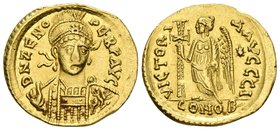 ZENO. Sólido. 476-491 d.C. Segundo reinado. Constantinopla. A/ Busto concasco y coraza de frente, girado ligeramente a la derecha, sosteniendo lanza y...