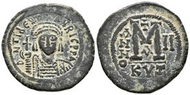MAURICIO TIBERIO. 40 Nummi. 584-585 d.C. RY 2. Cyzicus. A/ Busto de frente con casco, sosteniendo globo crucífero. D N TIBER MAVRIC P P A. R/ En el ce...