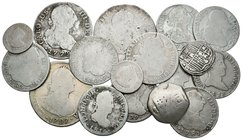 MONARQUIA ESPAÑOLA. Lote compuesto por 17 monedas de plata, conteniendo: Reyes Católicos. 1 Real Granada; Felipe II. 1 Real; Carlos III. 1/2 Real 1773...