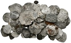 MONARQUIA ESPAÑOLA. Lote compuesto por 50 monedas de plata macuquinas y redondas de Felipe V a Carlos III, conteniendo: 1/2 Real (9), 1 Real (20), 2 R...