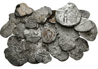 MONARQUIA ESPAÑOLA. Lote compuesto por 25 monedas de plata macuquinas y redondas de Felipe V a Carlos III, conteniendo: 1 Real (7), 2 Reales (9), 4 Re...