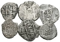 MONARQUIA ESPAÑOLA. Lote compuesto por 6 monedas de plata macuquinas de Felipe V: 1 Real 1737 (2) y 2 Reales 1723, 1726, además de otras fechas a clas...