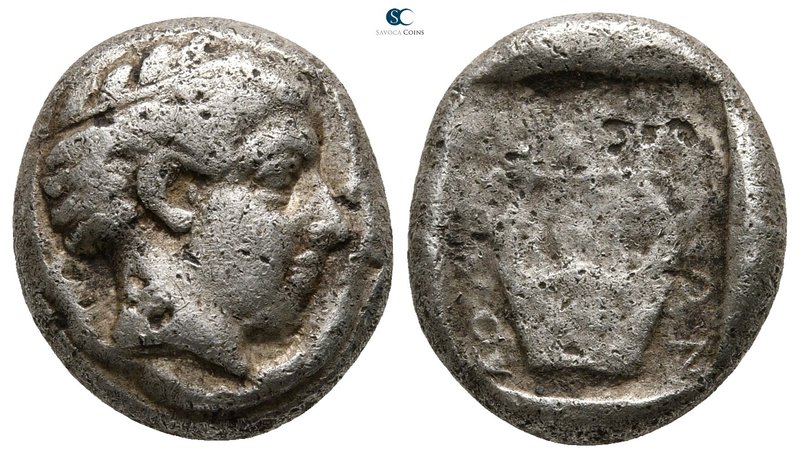 Ionia. Kolophon 430-420 BC. 
Drachm AR

16 mm., 6,29 g.

Head of Apollo wit...