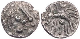 BRITANNIEN DOBUNNI
Corio, 30-15 v. Chr. AR-Drachme Vs.: aufgelöster Kopf n. r., Rs.: Pferd n. l., oben liegende Mondsichel, unten Blume van Arsdell 1...