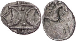 BRITANNIEN ICENI
 AR-Quinar 25-38 n. Chr. Vs.: Ornament mit zwei Mondsicheln, Rs.: Pferd läuft n. r. van Arsdell 730-1 var.; Slg. Flesche 71 var. 0.8...