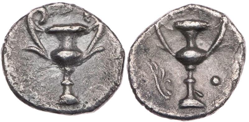 KALABRIEN TARENT
 AR-Obol 302-228 v. Chr. Vs.: fünf Punkte um Kantharos, Rs.: f...