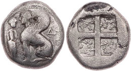 IONISCHE INSELN CHIOS
 AR-Drachme 431-412 v. Chr. Vs.: Sphinx hockt vor Amphora n. l., links oben Weintraube, rechts DH, Rs.: viergeteiltes quadratum...
