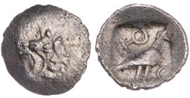 KILIKIEN TARSOS
Syennesis III., um 425-401 v. Chr. AR-Tetartemorion Vs.: Löwenkopf mit offenem Maul n. l., Rs.: Steinhuhn steht n. r., links oben Sat...