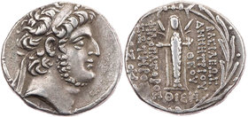 SYRIEN KÖNIGREICH DER SELEUKIDEN
Demetrios III. Eukairos, 97-87 v. Chr. AR-Tetradrachme 94/93 v. Chr. (= Jahr 219) Damaskus Vs.: Kopf mit Diadem n. r...