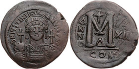 BYZANZ
Iustinianus I., 527-565. AE-Follis 538/539 (= Jahr 12) Constantinopolis, 4. Offizin Vs.: D N IVSTINI-ANVS PP AVC, gepanzerte Büste mit Helm, P...