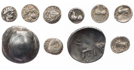 Lot, keltische Münzen 1 Tetradrachme und 4 Drachmen der Ostkelten (Typ Philipp II. von Makedonien). 5 Stück s-ss