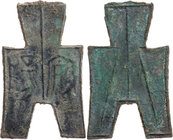 CHINA ZHOU-DYNASTIE, 1122-221 v. Chr.
 Eckfuß-Spatengeld 350-250 v. Chr. An Yang, Maße: 51 x 32 mm Hartill 3.184. 10.63 g. R dunkelgrüne Patina, ss/v...