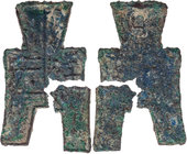 CHINA ZHOU-DYNASTIE, 1122-221 v. Chr.
 Eckfuß-Spatengeld 350-250 v. Chr. Maße: 41 x 26 mm Hartill -. 4.25 g. R dunkelgrüne Patina, Fuß gebrochen, son...