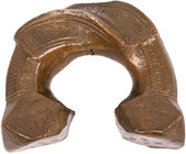 AFRIKA NIGERIA
 Manilla Massiver tordierter Kupfer-Reif mit gestempeltem und geritztem Kreis- und Bandmuster und verzierten Polyederenden, ca. 145 x ...