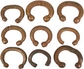 AFRIKA WESTAFRIKA
 Lot Manillen Kupferreife mit Rippendekor und kugelförmigen Enden. 9 Stück