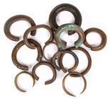 AFRIKA WESTAFRIKA
 Lot Manillen Kupferreife mit rundem und eckigem Ring-Querschnitt, teils mit Strich- und Punktdekor, ein Stück mit aufgelegtem Drei...