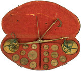 MÜNZWAAGEN, DEUTSCHER RAUM BERLIN, STADT
 Münzwaage o. J. (um 1800) Halbovaler, mit braunem beprägten Leder bezogener Holzkasten mit zwei Schließen, ...
