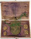 MÜNZWAAGEN, DEUTSCHER RAUM DEUTSCHES REICH
 Münzwaage o. J. (um 1872) Prüfer für 10 und 20 Goldmark-Münzen Rechteckiger Kasten mit einer Schließe, au...