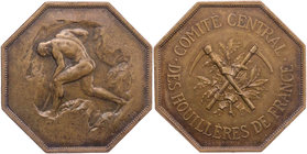AUSBEUTE EUROPA
Frankreich Achteckige Bronzemedaille 1924 v. Renè Rozet, bei Christofle Vs.: nackter Bergmann im Stollen bei der Arbeit, Rs.: COMITÉ ...