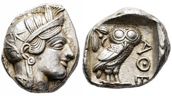 Ática. Tetradracma. 449-413 a.C. Atenas. (Gc-2526). Anv.: Cabeza de Atenea con casco a derecha. Rev.: Lechuza a derecha, mirando de frente con rama de...