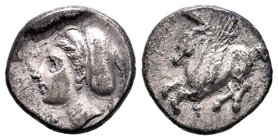 Corintia. Dracma. 308-306 a.C. (Gc-2643). Anv.: Pegaso a izquierda. Rev.: Cabeza de Peirene a izquierda. Ag. 2,61 g. MBC. Est...80,00.