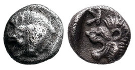 Misia. Kyzikos. Óbolo. 475-400 a.C. (Gc-3848). Anv.: Prótomo de jabalí a izquierda. Rev.: Cabeza de león a izquierda con K encima. Ag. 0,69 g. MBC-. E...