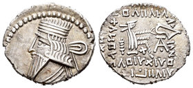 Imperio Parto. Vologases III. Dracma. 104-147 d.C. (Gic-5831). Anv.: Busto diademado a izquierda. Rev.: Arquero entronizado a derecha, alrededor leyen...