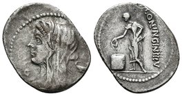 Cassia. Denario. 55 a.C. Roma. (Ffc-561 variante). (Craw-413/1 variante). Anv.: Busto de Vesta a izquierda, delante letra C, detrás copa. Rev.: Ciudad...