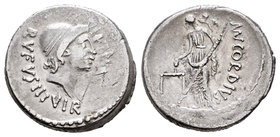 Cordia. Denario. 46 a.C. Roma. (Ffc-602). (Craw-463/1b). (Cal-465). Anv.: Cabezas diademadas de los Dioscuros a derechas, detrás RVFVS III VIR. Rev.: ...
