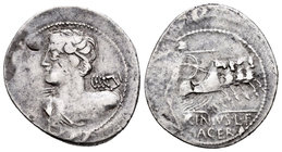 Licinia. Denario. 84 a.C. Roma. (Ffc-803). (Craw-354/1). (Cal-889). Anv.: Cabeza diademada de Apolo vista desde atrás con haz de rayos en la mano. Rev...