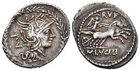 Lucilia. Denario. 101 a.C. Norte de Italia. (Ffc-821). (Craw-324/1). (Cal-909). Anv.: Cabeza de Roma a derecha detrás PV, todo dentro de corona de lau...