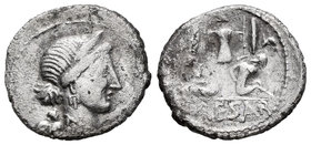 Julio César. Denario. 46-45 a.C. Galia. (Ffc-11). (Craw-468/1). (Cal-645). Anv.: Cabeza diademada de Venus a derecha, detrás cupido. Rev.: Trofeo de a...